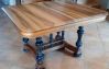 plateau de table en noyer blondi et verni, et patine au chiffon sur les pieds