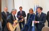 Mr Macron offre une guitare écoresponsable au président Argentin